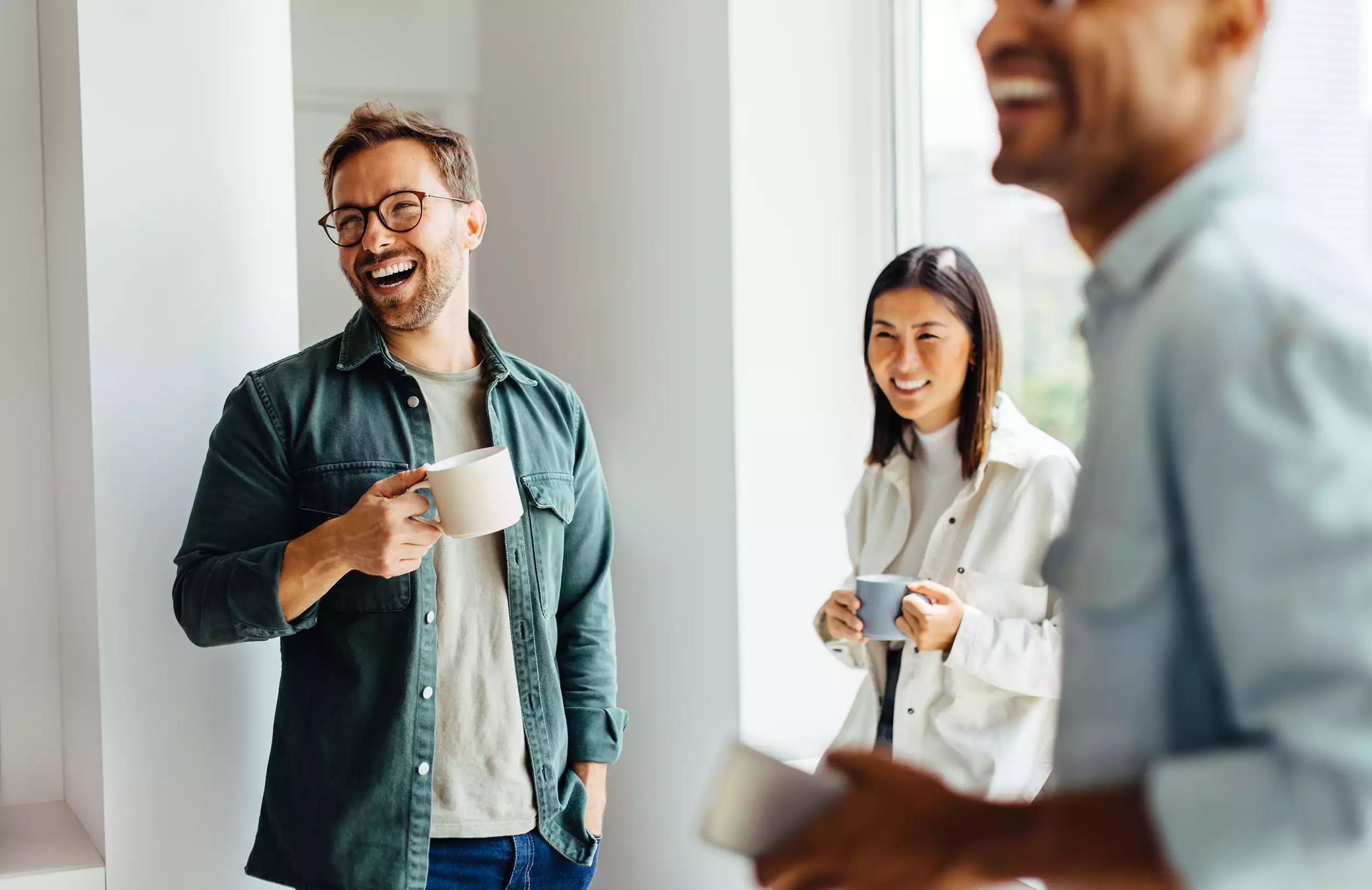 collaborateurs_souriants_cafe-min