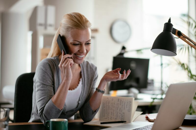 Femme Au Téléphone